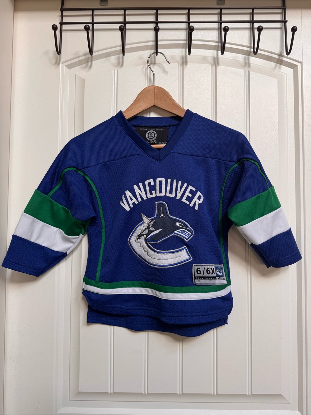 NHL Vancouver Canucks Youth Replica Home Jersey.
Size 6/6X